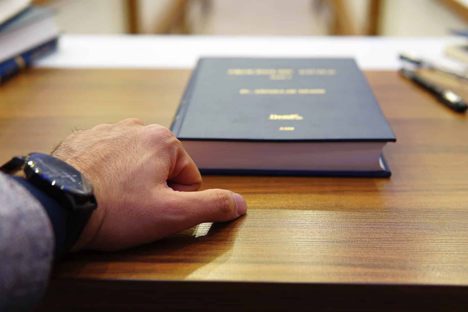 La convention collective de l'assurance est un texte juridique qui définit les règles applicables aux relations entre les employeurs et les salariés du secteur de l'assurance.