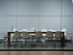 En conclusion, la création d'un fonds de pensions à la française est une mesure importante de la loi Pacte visant à offrir une alternative aux produits d'épargne-retraite existants en France. Elle offre de nombreux avantages pour les consommateurs, notamment en termes de rendement et de flexibilité. Cependant, la mise en place de ce fonds comporte également des risques, notamment en termes de gestion des actifs et de stabilité financière. Il est donc essentiel que les acteurs du secteur de l'assurance travaillent ensemble pour garantir la sécurité et la transparence de ce fonds de pensions et offrir aux consommateurs les meilleurs choix d'épargne-retraite possibles.