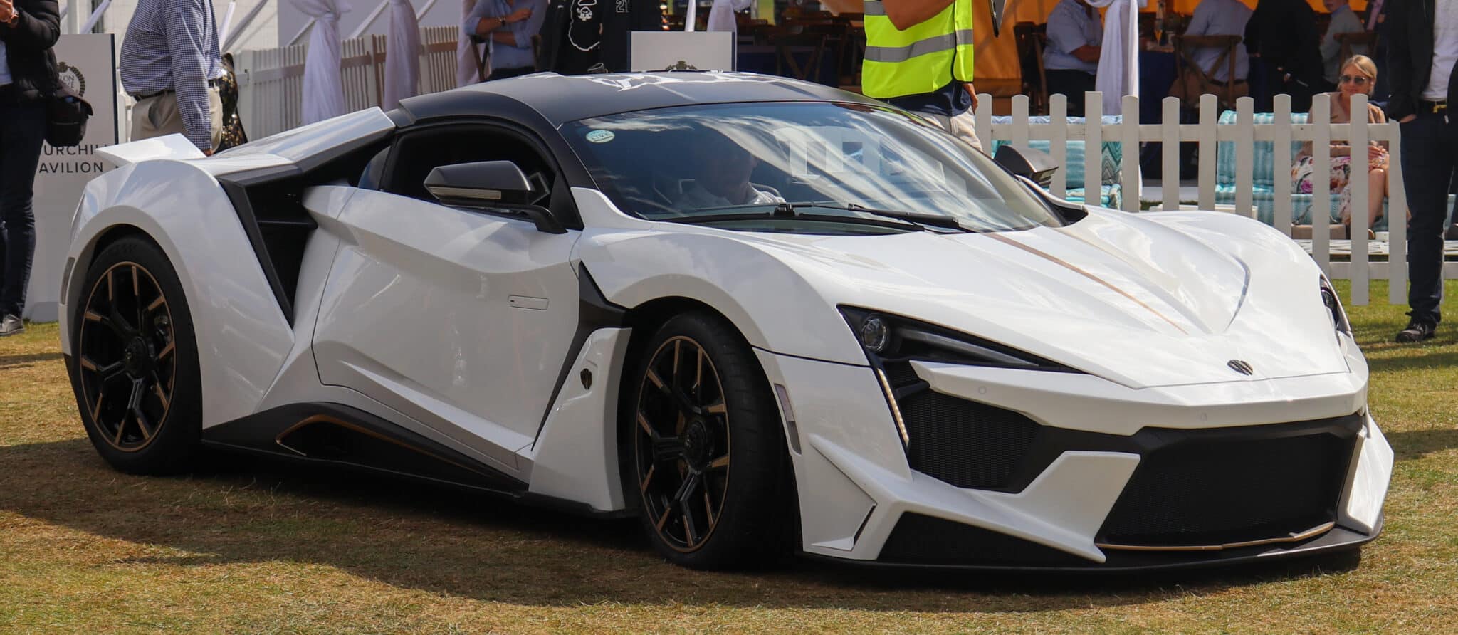 W Motors Fenyr SuperSport