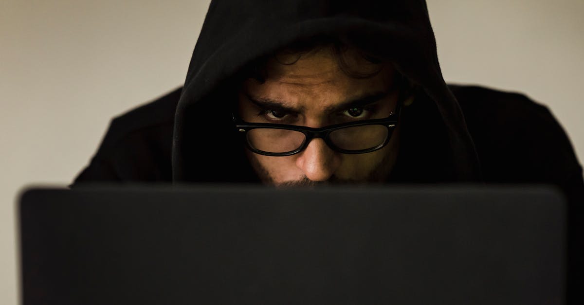 découvrez les enjeux de la fraude : définition, types, conséquences et mesures de prévention pour protéger vos finances et votre entreprise.