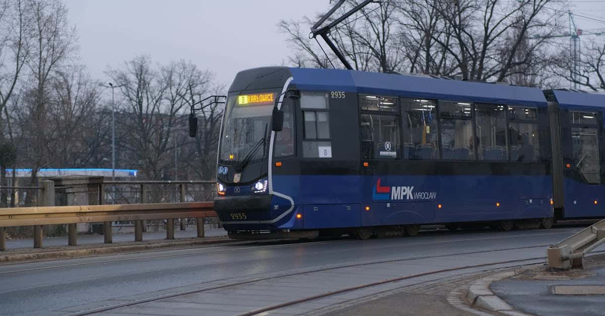 découvrez les innovations et tendances de la mobilité urbaine, qui transforment nos villes en espaces de vie durables et dynamiques. explorez les nouvelles solutions de transport, de l'électrique au partage, pour une expérience urbaine fluide et respectueuse de l'environnement.