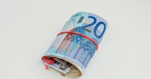 découvrez tout ce que vous devez savoir sur l'euro, la monnaie officielle de la zone euro, son histoire, son impact sur l'économie européenne et comment elle influence vos finances au quotidien.