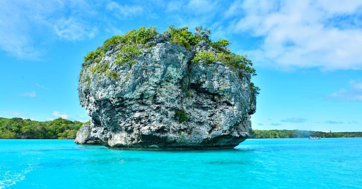 découvrez la nouvelle-calédonie, un véritable paradis tropical situé dans le sud du pacifique. entre plages de sable blanc, lagons turquoise et montagnes verdoyantes, explorez une culture riche et des paysages à couper le souffle.