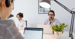 découvrez l'univers du télémarketing : une méthode efficace pour atteindre vos clients, optimiser vos ventes et augmenter la satisfaction client. apprenez les meilleures pratiques, stratégies et outils pour transformer vos campagnes téléphoniques en succès commercial.
