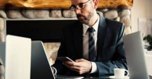 découvrez le rôle essentiel d'un ceo dans une entreprise. apprenez comment un ceo définit la vision stratégique, dirige les opérations et inspire les équipes pour atteindre les objectifs organisationnels. explorez les compétences clés et les défis auxquels ces leaders font face dans un environnement en constante évolution.