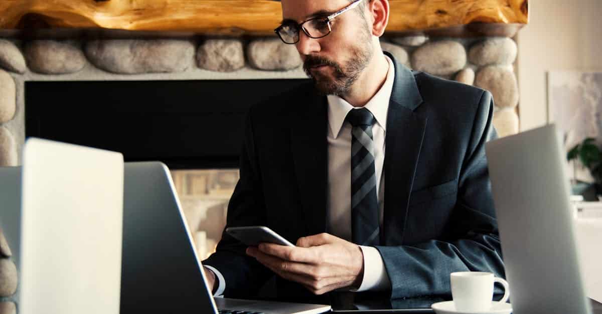 découvrez le rôle essentiel d'un ceo dans une entreprise. apprenez comment un ceo définit la vision stratégique, dirige les opérations et inspire les équipes pour atteindre les objectifs organisationnels. explorez les compétences clés et les défis auxquels ces leaders font face dans un environnement en constante évolution.