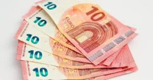 découvrez tout sur les billets en euros : leur histoire, leur design, et leur importance dans l'économie européenne. explorez les différentes valeurs et apprenez à les reconnaître.
