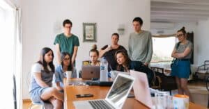 découvrez l'importance de la collaboration dans le monde moderne. apprenez comment travailler ensemble efficacement pour atteindre des objectifs communs, stimuler la créativité et renforcer les relations professionnelles.