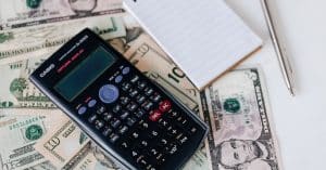 découvrez tout ce qu'il faut savoir sur les coûts des funérailles en france. obtenez des conseils pratiques pour bien préparer cet événement difficile tout en maîtrisant votre budget.
