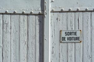 Voiture sans permis 99 euros par mois : tarifs réels et conditions 2026
