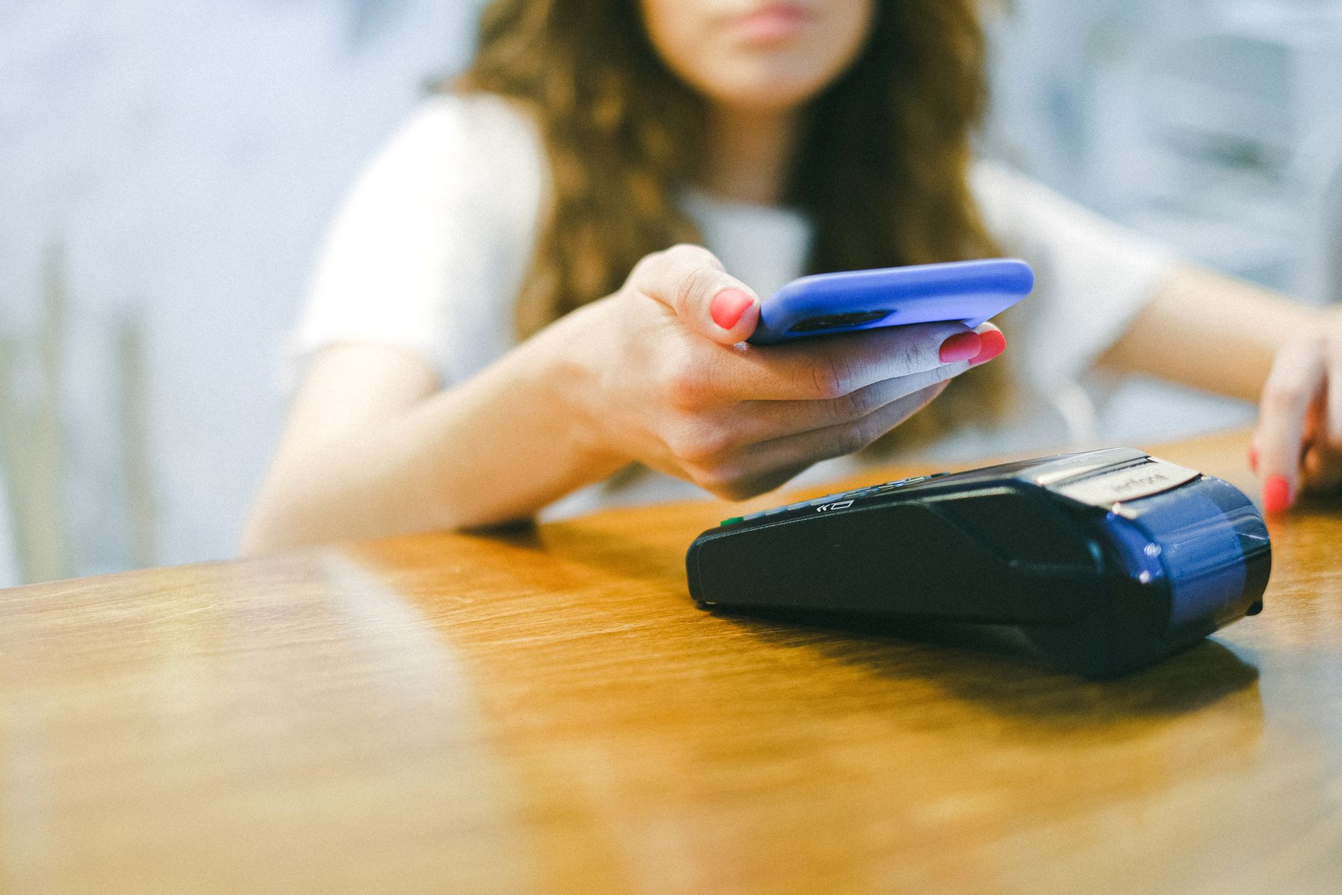 Carte bancaire ado gratuite 2026 : guide complet sans frais cachés