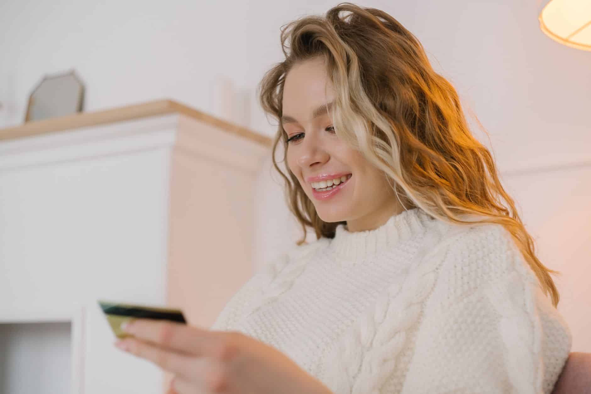 Carte bancaire ado gratuite 2026 : guide complet sans frais cachés